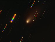 Изображение кометы 2I/Borisov, полученное с помощью телескопа VLT. Цвета звезд на фоне – результат наложения наблюдений в различных цветных фильтрах, соответствующих разным длинам волн и затем объединенных в одно изображение