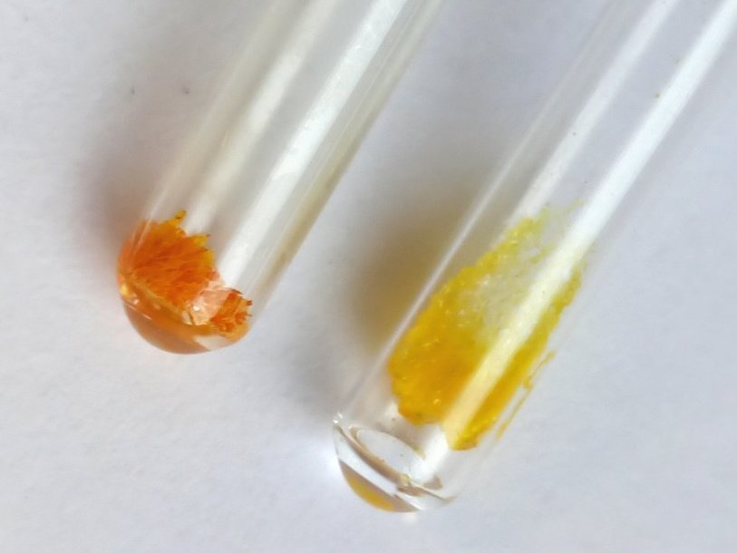 Кристаллы «зеркальных» родиевых катализаторов. Желтый — катализатор, связанный со вспомогательным лигандом, оранжевый — его зеркальный антипод, оставшийся свободным