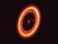 Изображение планетной системы звезды PDS 70, расположенной на расстоянии примерно в 400 световых лет от Земли и все ещё находящейся в процессе формирования