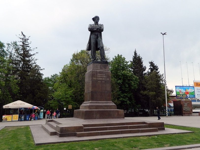 Памятник Чернышевскому в Саратове