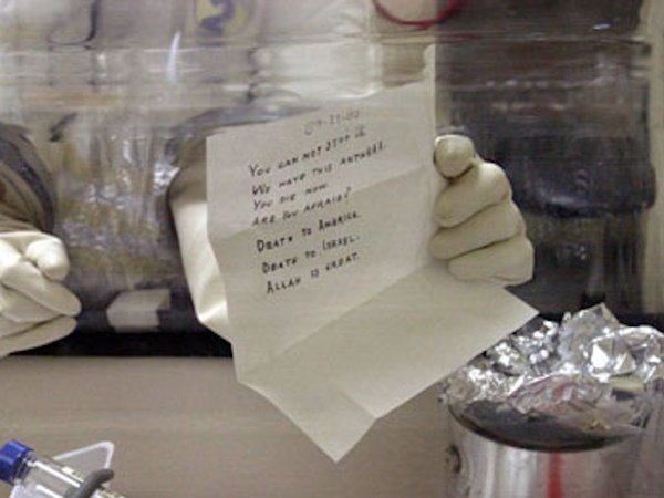 В лаборатории ФБР открывают письмо со спорами сибирской язвы, 2001 год, фото – архив ФБР