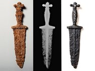 Найденный в 2019 году римский кинжал: до реставрации, рентгеновский снимок, и после реставрации