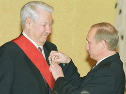 Владимир Путин награждает Бориса Ельцина орденом «За заслуги перед Отечеством» I степени, Кремлевский дворец, 30 ноября 2001 года, Wikimedia