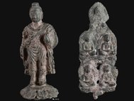 Статуя Будды на цветке лотоса и статуя Пяти Татхагат