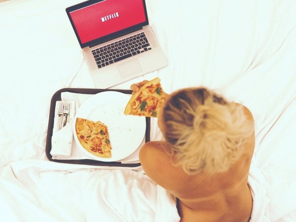 Девушка, кровать, пицца и сериалы