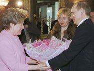 Владимир и Людмила Путины поздравили с юбилеем супругу первого президента России Наину Ельцину. 14 марта 2002 года, Wikimedia