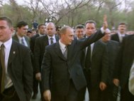 Владимир Путин в окружении охраны - прибытие в Астрахань. 23 апреля 2002 года, Kremlin.ru