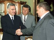 Глава администрации Чечни Ахмат Кадыров  (справа) поздравляет Мурата Зазыкова (слева) с победой на выборах на пост президента Ингушетии, Бочаров Ручей, Сочи, 16 мая 2002 года