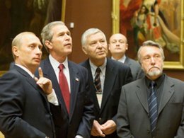 С Президентом США Джорджем Бушем и директором музея Владимиром Гусевым (справа) во время осмотра экспозиции Русского музея. Санкт-Петербург, 26 мая 2002 года. Kremlin.ru