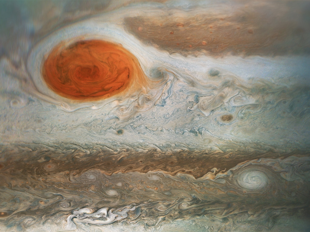 Большое Красное Пятно, гигантский ураган-антициклон — самая заметная деталь на диске Юпитера. Его длина составляет 24-40 тыс. километров