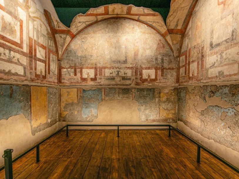 Комната с фресками