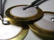 Пьезоэлектрический эффект используется, например, в звукоснимателях