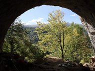 Мезмайская пещера. Вид на долину реки Сухой Курджипс и плато Лаго-наки