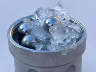 Для получения нового типа льда ученые использовали так называемую «шаровую мельницу»