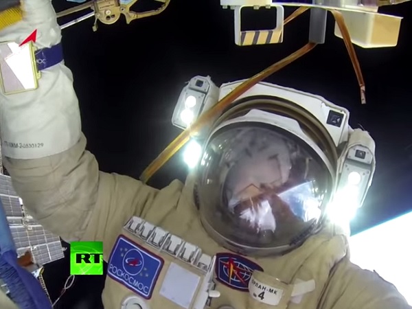 Видео дня. Российские космонавты «гуляют» вокруг МКС
