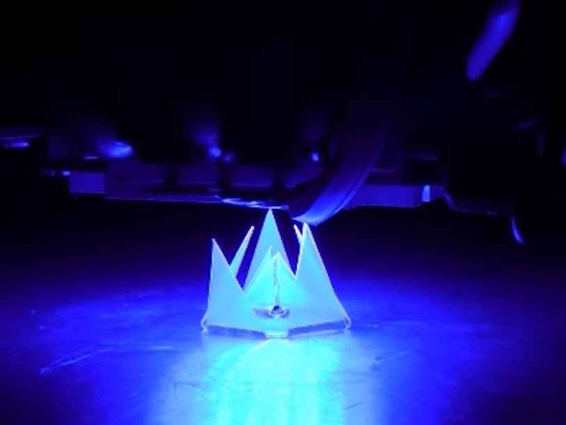 Оригами из полистирола складывается самостоятельно под действием света