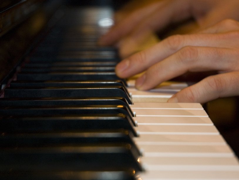 Мозговые ритмы музыкантов лучше синхронизируются со звуками музыки