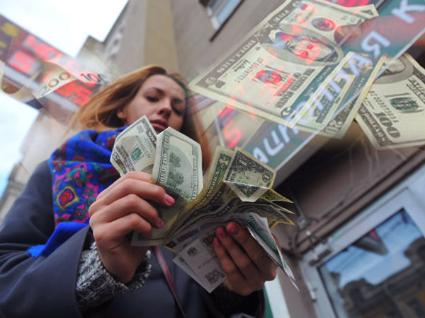 Почему рубль снова упал
