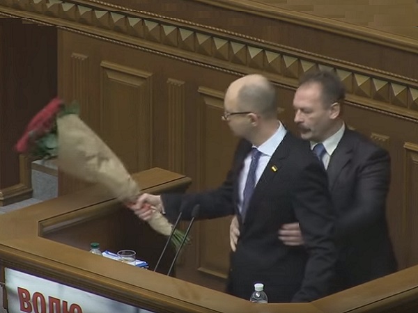 Видео дня. Депутат дарит Яценюку букет роз