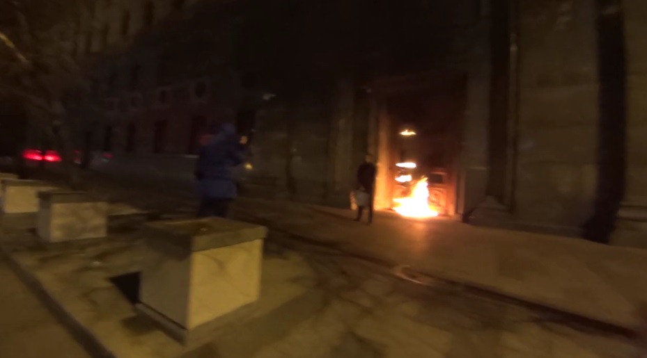 Видео дня. Петр Павленский поджег ФСБ