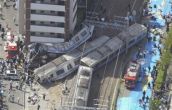 Электричка врезалась в жилой дом: десятки погибших