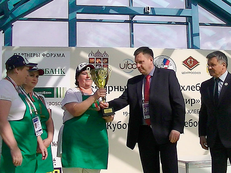 Лучшие пекари России получили премии на форуме потребительской кооперации «Хлеб, ты — мир»