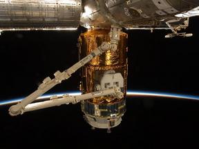 Японский грузовой корабль HTV-2 подлетает к МКС