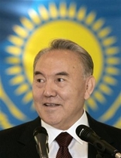 Назарбаев остался президентом