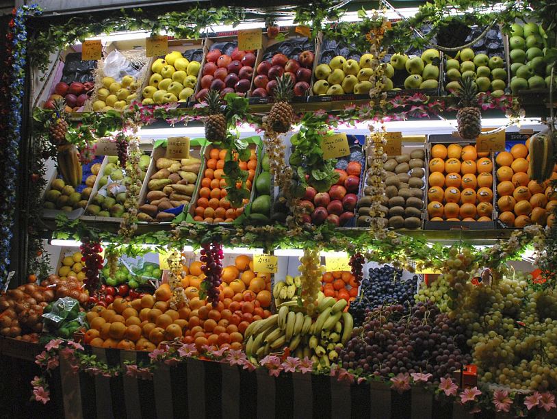 Рынок витрины. Выкладка фруктов. Выкладка овощей и фруктов на рынке. Фруктовая витрина на рынке. Прилавок с овощами и фруктами.