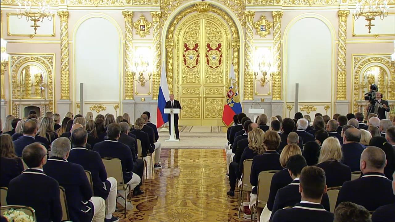 Видео дня. Путин наградил российских олимпийцев