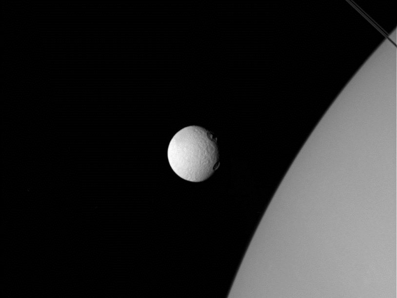 Аппарат Cassini передал новую фотографию спутника Сатурна