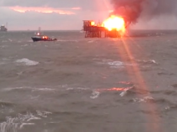 Видео дня. В Каспийском море горит нефтяная платформа