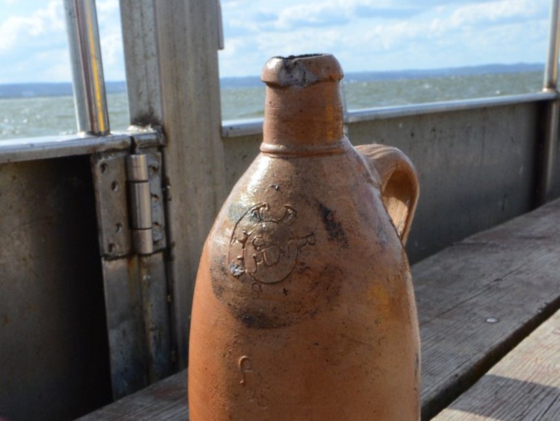 В 200-летней бутылке оказалась вовсе не минеральная вода