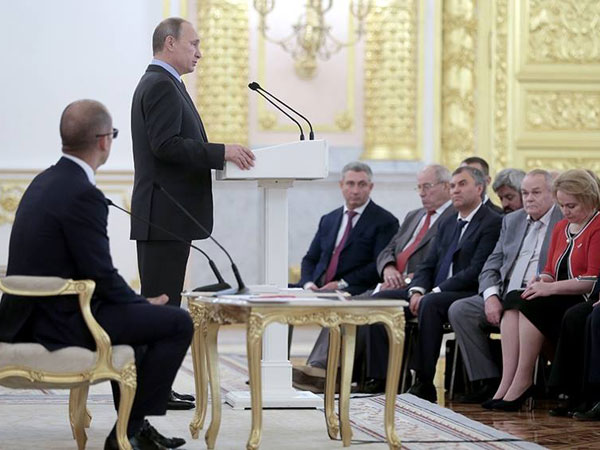 «От гвоздей до бриллиантов». Путин высказался про НКО