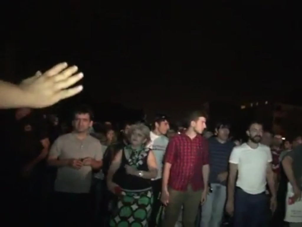 Противостояние в Ереване на утро воскресенья