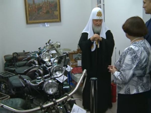 Видео дня. Патриарх Кирилл — эксперт по мотоциклам