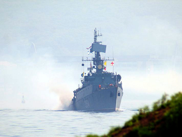 Российских флаг у островов раздора