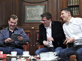 Кривляться подано