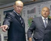 На Лужкова надели цепь