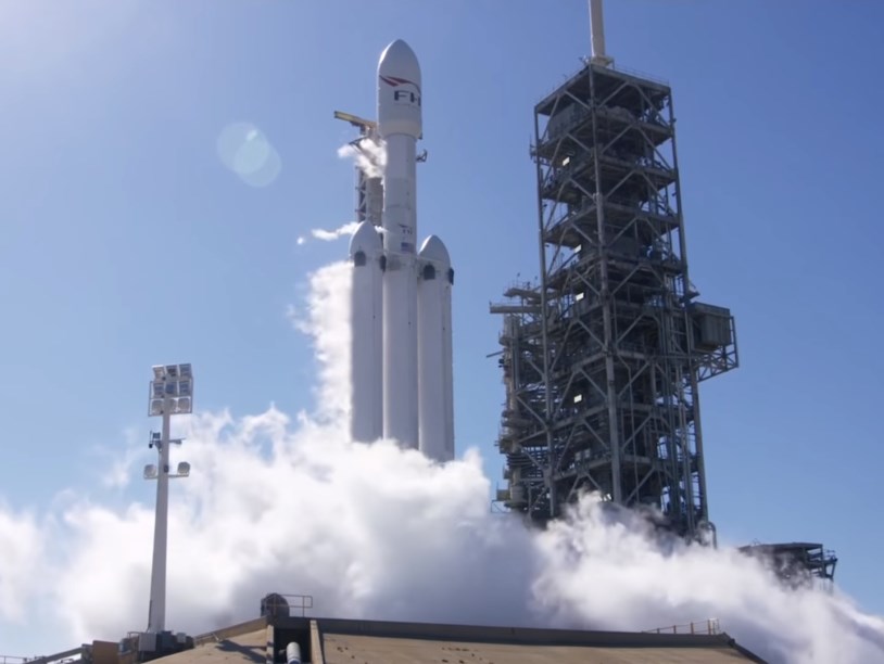 SpaceX провела успешные испытания ракеты Falcon Heavy