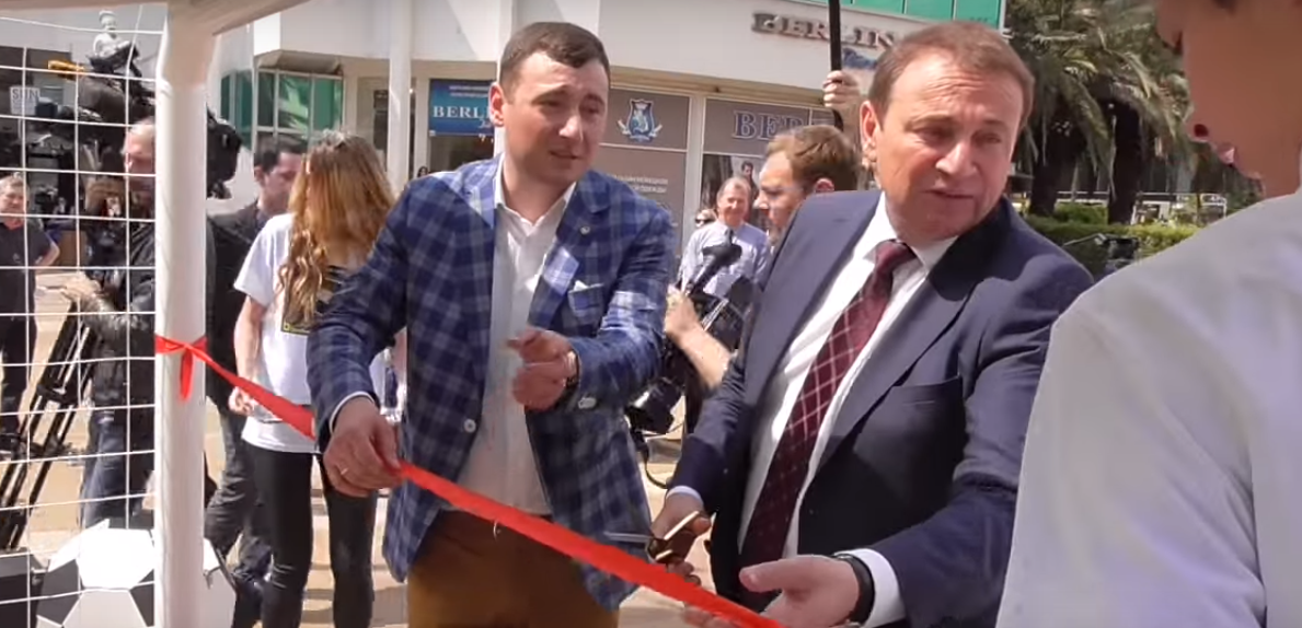 Видео дня. Как мэр Сочи убрал из кадра волонтера