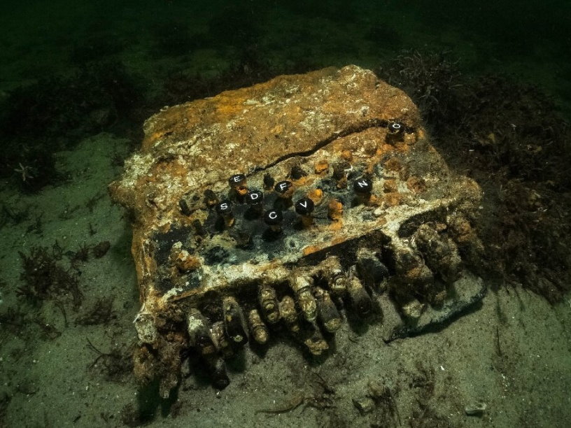 На дне Балтийского моря нашли немецкую шифровальную машинку «Энигма»