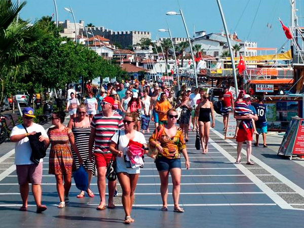 #100 СЛОВ. Российские туристы возвращаются в Турцию