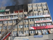 Во Владивостоке бьют пожарных