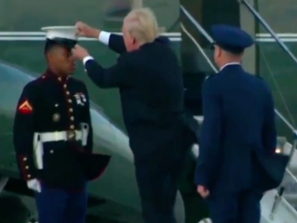 Видео дня. Трамп пытается вернуть солдату сорванную ветром фуражку