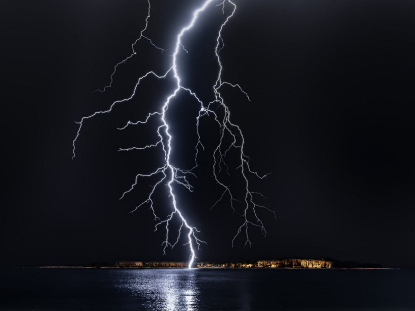 Впервые создана модель не видимых невооруженным глазом скачков и ветвлений молнии