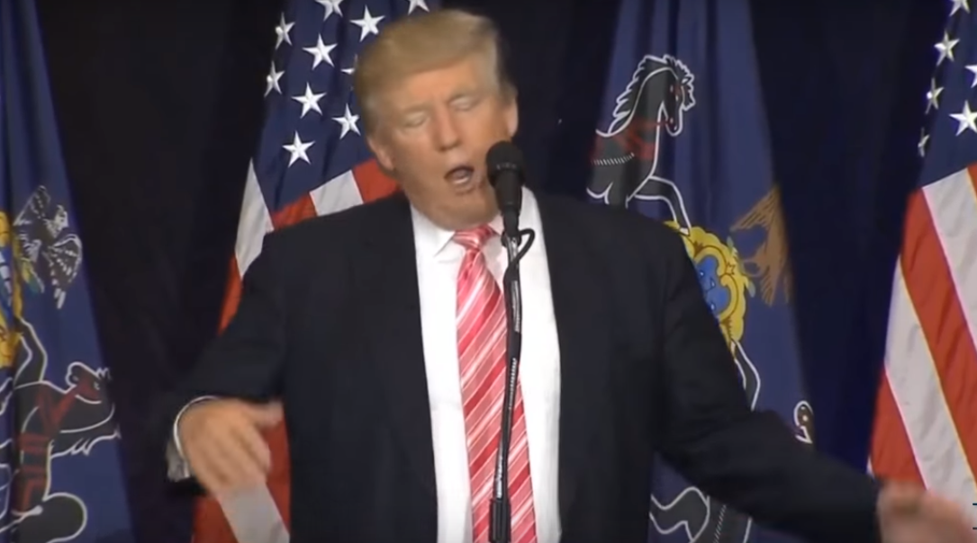 Видео дня. Трамп спародировал болезнь Клинтон