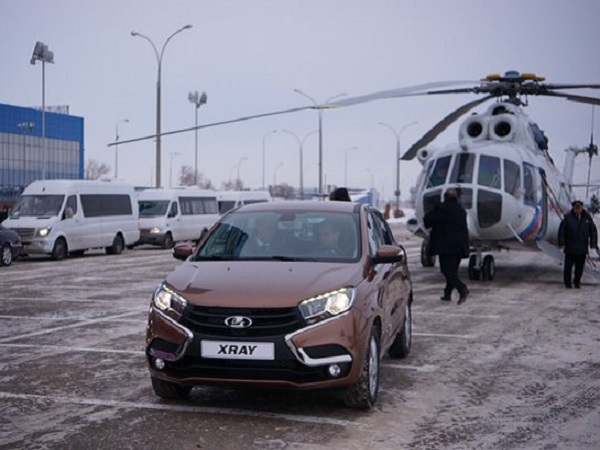 Видео дня. Медведев провел тест-драйв Lada XRay