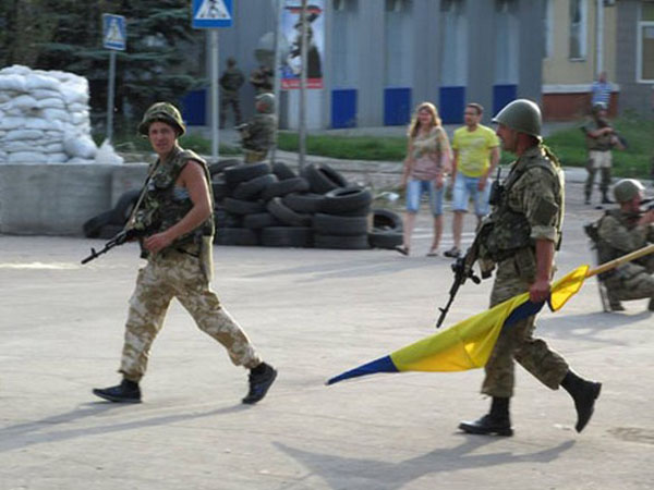 Ополченцы окапываются в Донецке