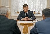 Медведев пообещал Абхазии и Южной Осетии все, что угодно